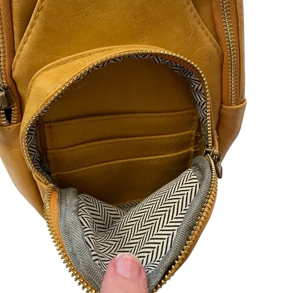 Crossbody Slingbag/Back-pack is made of soft vegan PU leather - Picture 7 of 14